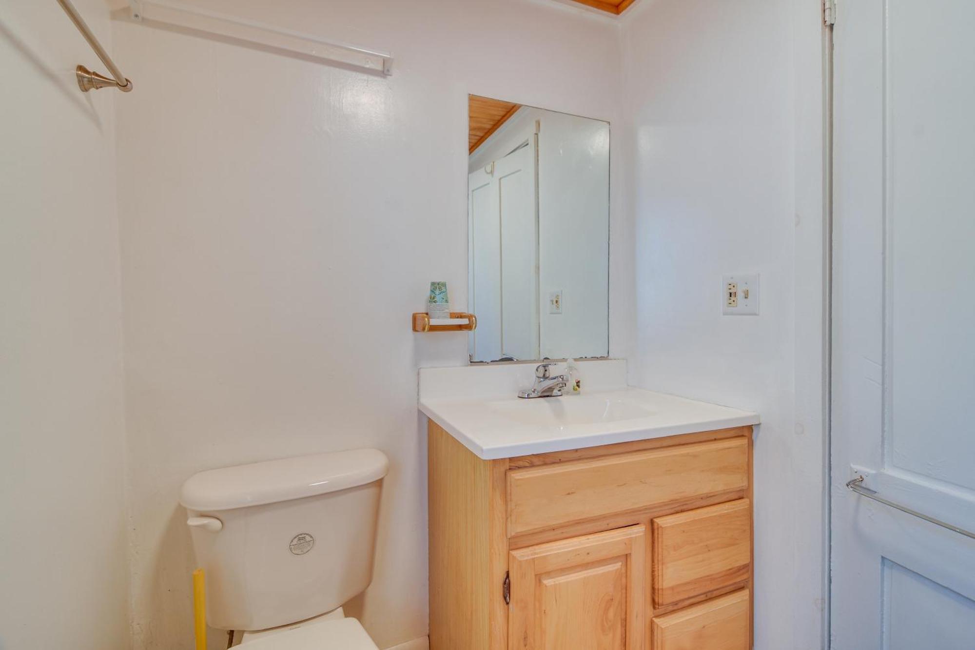 Oakland On Messalonskee With Dock Access! Apartment